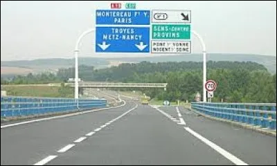 Sur une autoroute, il faut rouler à 80 km/h minimum sur la voie la plus à gauche.