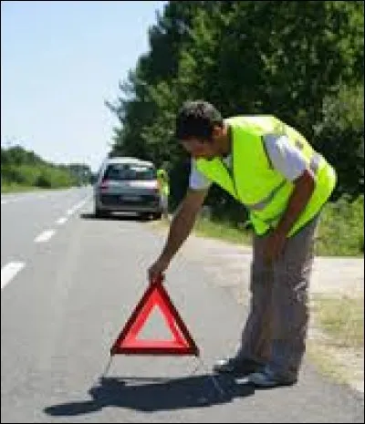 Il est obligatoire d'avoir dans sa voiture, un gilet de haute visibilité et un triangle de présignalisation.