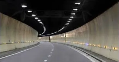 Dans un tunnel éclairé, je dois toujours circuler en feux de route.