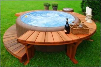 Détendez-vous dans votre jacuzzi à l'air libre. Quel autre nom donne-t-on à ce bain à remous ? Insérez une de ces lettres dans le mot "sa" et vous pourrez vous installer.