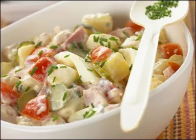 La salade piémontaise est un mets originaire d'Italie.