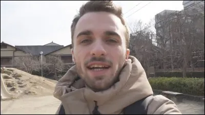 Que fait Squeezie pour rendre hommage aux victimes des attentats du 13 novembre 2015 ?