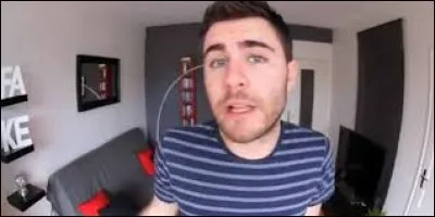 Quel était le pseudo qu'il utilisait lors de ses premières vidéos ?