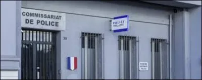 Combien de personnages travaillent au commissariat ?
(hors ceux de Canet)