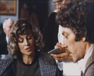 8. Un couple d'anglais, traumatis par la perte de leur petite fille morte accidentellement par noyade, se rend  Venise pour raison professionnelle. L, des vnements tranges se produisent...