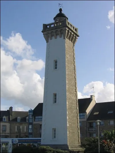 Ce phare se trouve au port pour partir vers l'île...