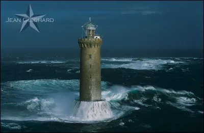 Où est situé le phare de Kéréon ?