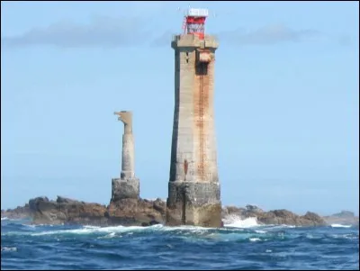 Combien mesure le phare de Nividic ?
