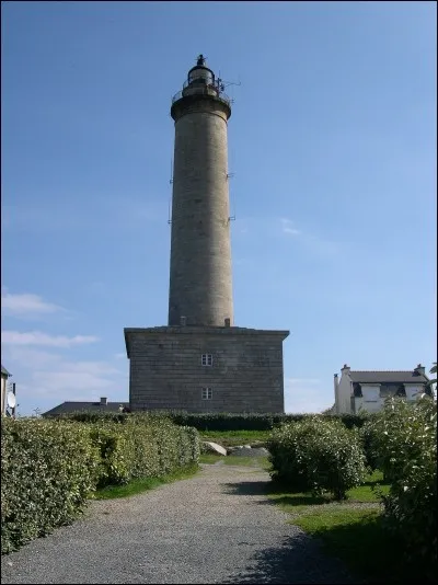 Combien mesure le phare de l'île de Batz ?