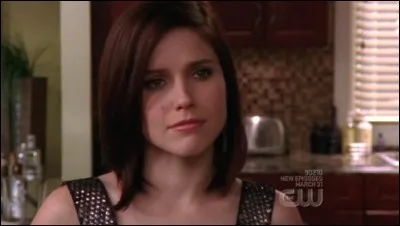 Quelle qualité n'est pas énoncée par Julian à Brooke lorsqu'il lui assure qu'il préfère la Brooke de maintenant à celle du lycée ?