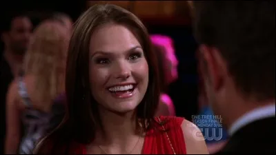 Avec qui Julian vient-il au mariage de Lucas et Peyton pour rendre Brooke jalouse ?