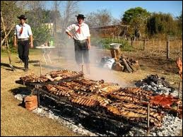 La gastronomie argentine est réputée pour ses fameux barbecues, utilisant la technique de rôtissage nommée "asado". Quel animal est le plus consommé par les Argentins, principalement sous forme de grillades ?