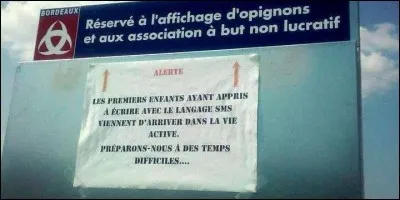 La loi impose aux maires de prévoir des panneaux comme celui-ci, de préférence correctement orthographiés.
Combien d'erreurs ici ?