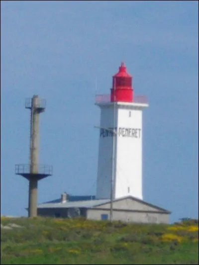 Combien mesure le phare de Penfret ?