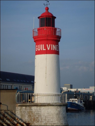 Combien mesure le phare de Guilvinec ?