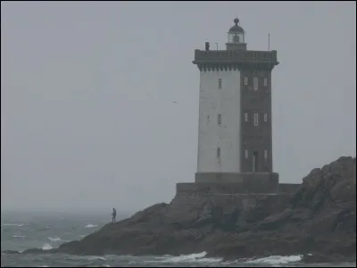 Combien mesure le phare de Kermorvan au Conquet ?