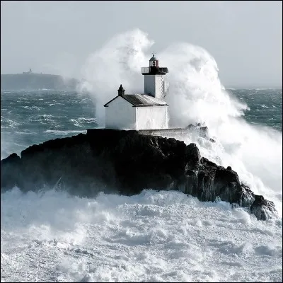 On pense que le phare de Tevennec ....