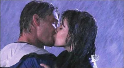 Que dit Lucas à Brooke lors de l'épisode de la tempête, dans la saison 3, pour la rassurer ?