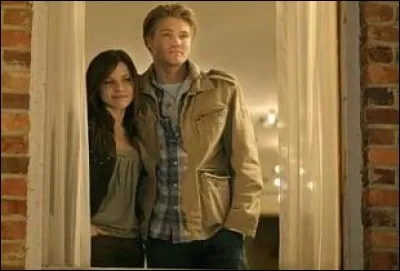 Quelle phrase est celle que Lucas a écrite à l'intention de Brooke dans son livre ?