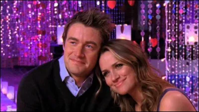 Quel groupe Clay invite-t-il pour Quinn lors de la Saint Valentin ?