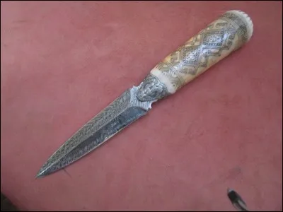 Si un &eacute;tranger essaie de te tuer avec un couteau, que fais-tu ?