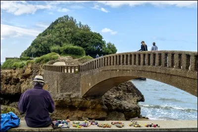 Par quoi la ville est-elle bordée ?