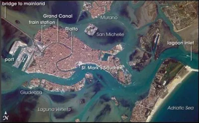 Quelle est la spécialité, mondialement reconnue de l'île de Murano, située au nord de Venise ?