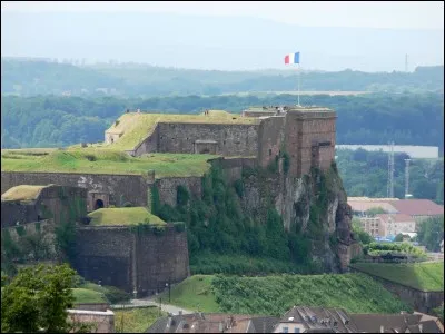 Cite le nom d'un mont se situant à Belfort.