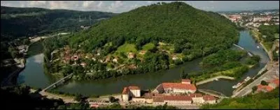 Par quelle rivière la ville n'est-elle pas traversée ?