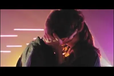 Quelle phrase apparaît dans sa chanson "Don't Stop" ?