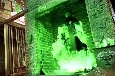 Qui trouva Harry dans "Harry Potter et la Chambre des Secrets" après avoir raté son passage avec la poudre de cheminette ?