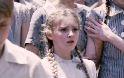 Cite le nom de la petite sœur de l'héroïne.