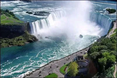 Quels lacs sont reliés par les chutes du Niagara ?