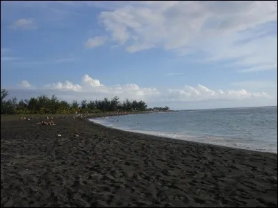 Cette plage noire est à Etang-Salé en France, mais pas en métropole. C'est souvent 'La Fournaise' .