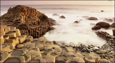Plus connue 'la plage' de 'La Chaussée des géants' . Suivez, mais avant on s'accorde une pinte de Guinness.