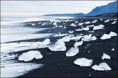 'Jökulsárlón Lake'. Les plus téméraires peuvent aller s'y baigner, mais ce n'est pas trop recommandé. Pour ça il y a des sources chaudes naturelles.