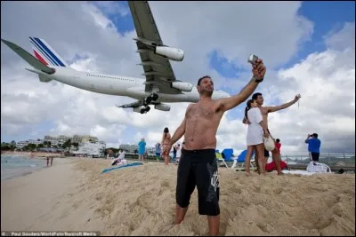 'Maho Beach' Bouchez vous les oreilles ! Pour situer l'endroit, je vais juste vous dire qu'il n'y a pas qu'un âne qui s'appelle ainsi.
