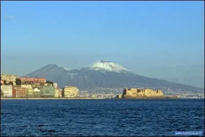 Quel volcan borde la baie de Naples ?