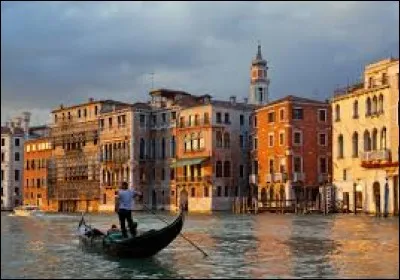 Qui chantait "Que c'est triste Venise" ?