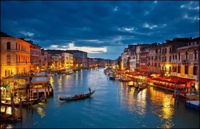 Qui chantait "Laisse les gondoles à Venise" ?