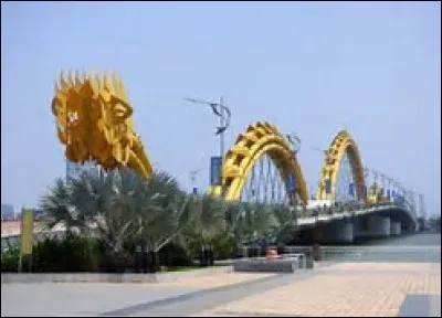 Dans quelle ville se situe le pont du Dragon ?