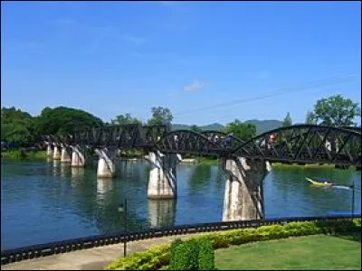 Le pont de la rivi&egrave;re Kwa&iuml; se situe dans quelle ville ?