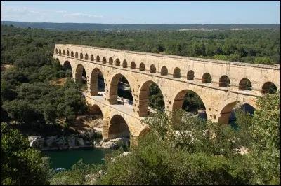Quel cours d'eau le pont du Gard franchit-t-il ?