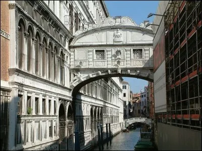 En quelle ann&eacute;e d&eacute;bute la construction du pont des Soupirs ?