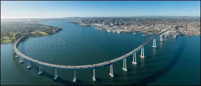 Dans quelle ville se situe le pont Coronado ?