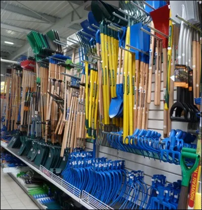 On tourne à droite, nous arrivons au rayon jardinage, donc nous apercevons...