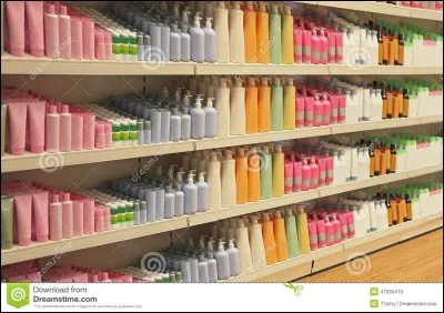 On tourne à droite, nous arrivons au rayon cosmétiques, donc nous apercevons...