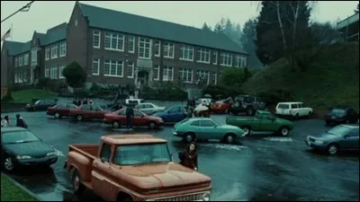 Dans quelle ville emménage-t-elle ?