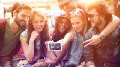 Alors que tu as une tonne d'amis populaires et riches, un ami d'enfance très sympa te demande ton aide, quelle action adoptes-tu ?