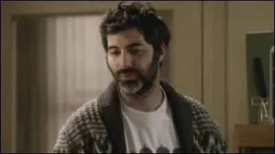 De la saison 2 à 3, quel est le nom du surveillant ?